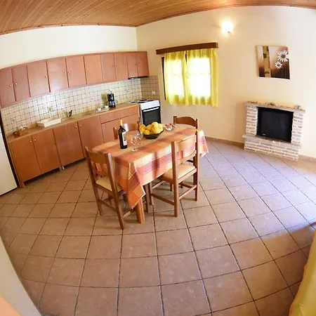 Yannis' Village קרי